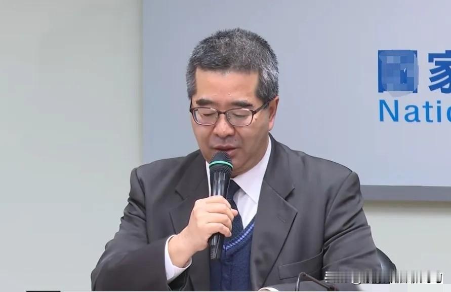 “大胡子”萧旭芩突然刮掉了胡子，有人问他为什么他笑而不答，但我已经猜到了他的意思