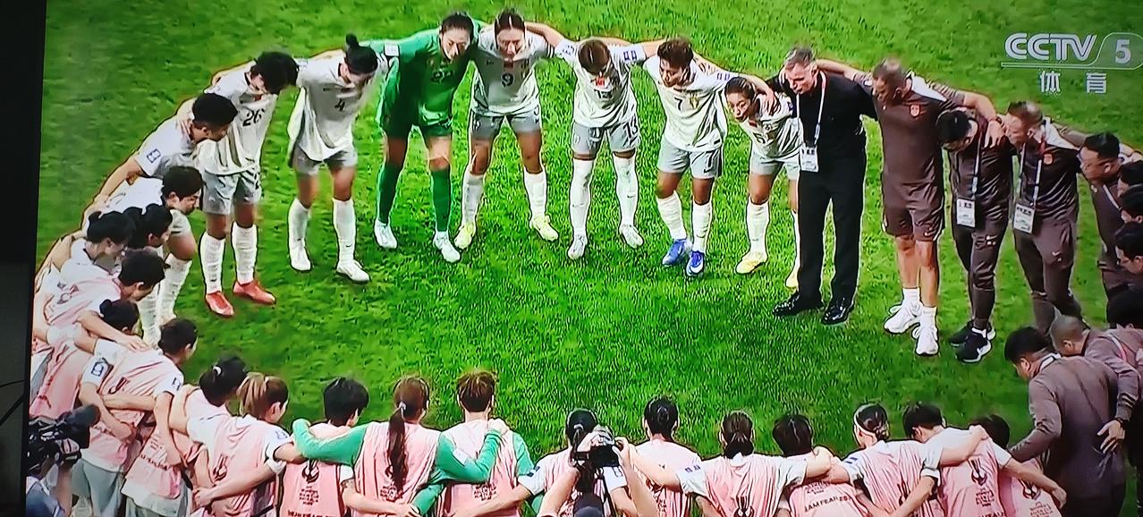 女足亚洲杯中国队对阵孟加拉队，前20分钟双方各有一次进球机会。23分钟，乌日古木