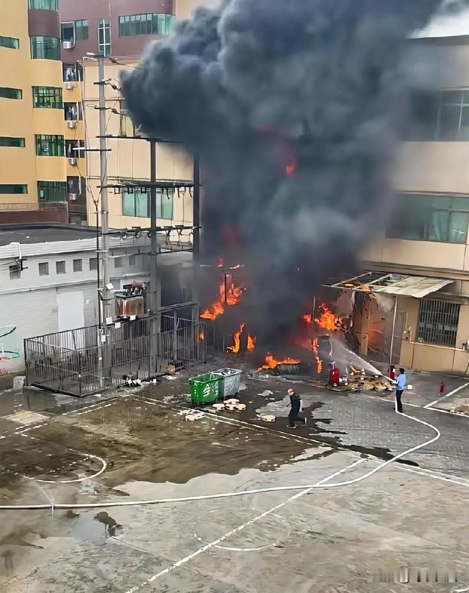 近日东莞沙安科技园旁边，起火了，有人在叫。这保安应该涨工资了。这保安不白招，有事