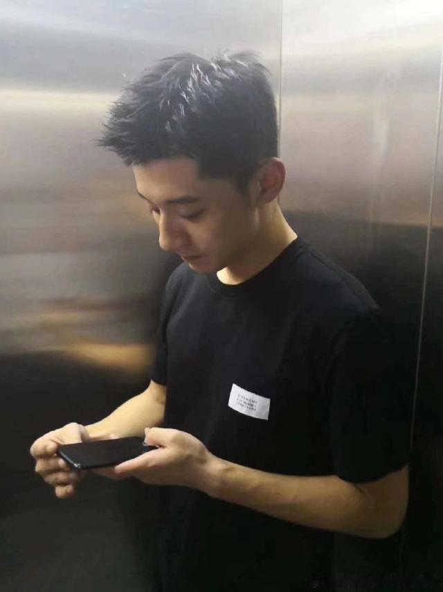 答辩的小张学长来跟大家说下午好啦 体颜一  [太阳] 张继科  cr： 