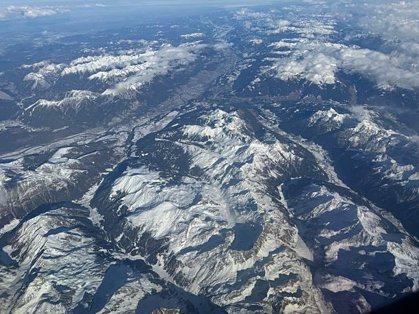 一位科技精英说：
AI来了，这些工作明年就可能被取代，你做好准备了吗？
最近，A