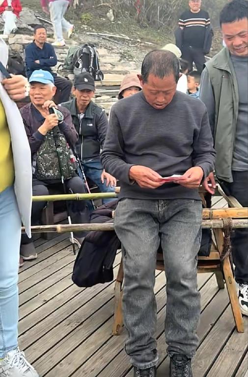 刚被轿夫从山脚抬到山顶的女子，突然做出的一个举动，让轿夫大哥瞬间落泪了。

梵净