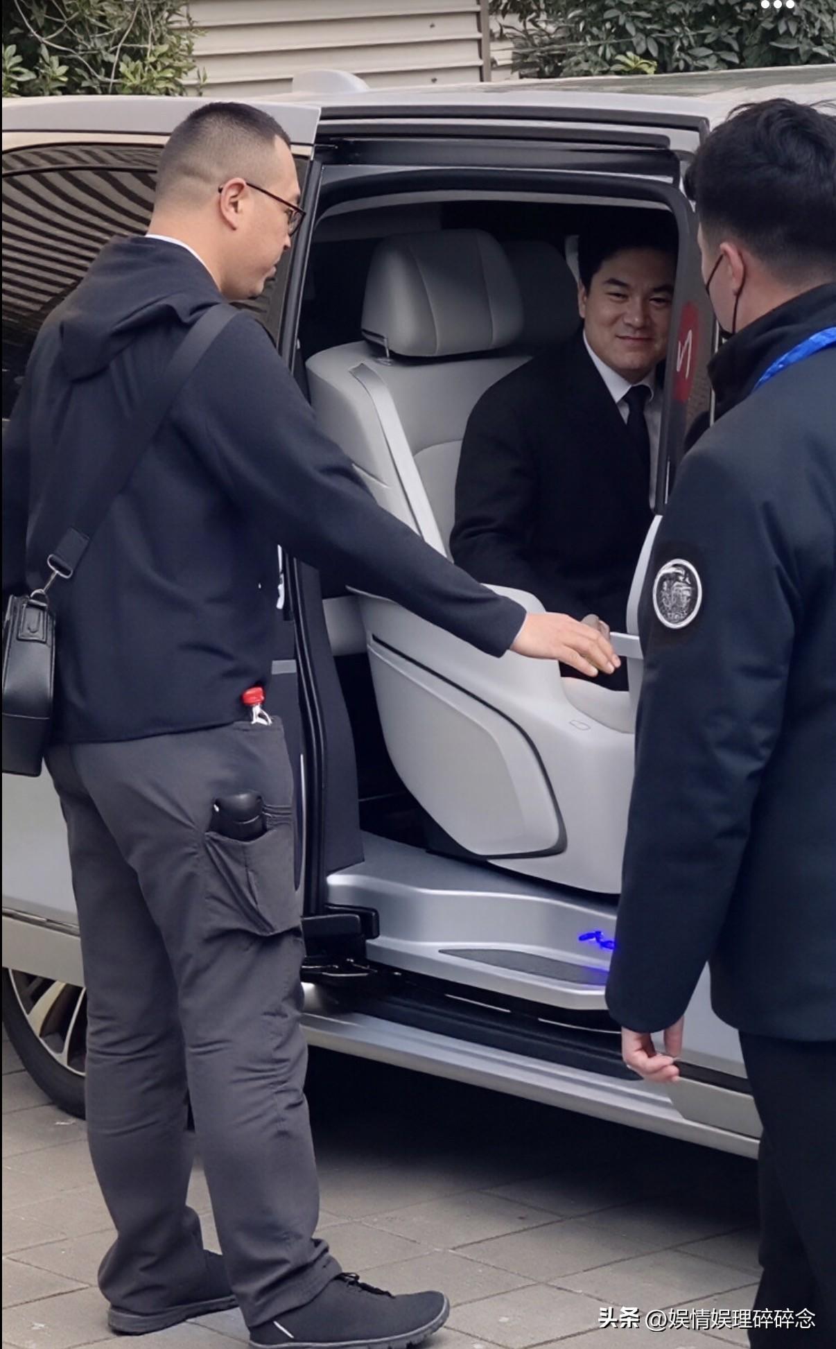 没想到，刘队的裤子也火了！
宇辉负责帅，
刘队负责保护宇辉，还负责把宇辉的保温杯