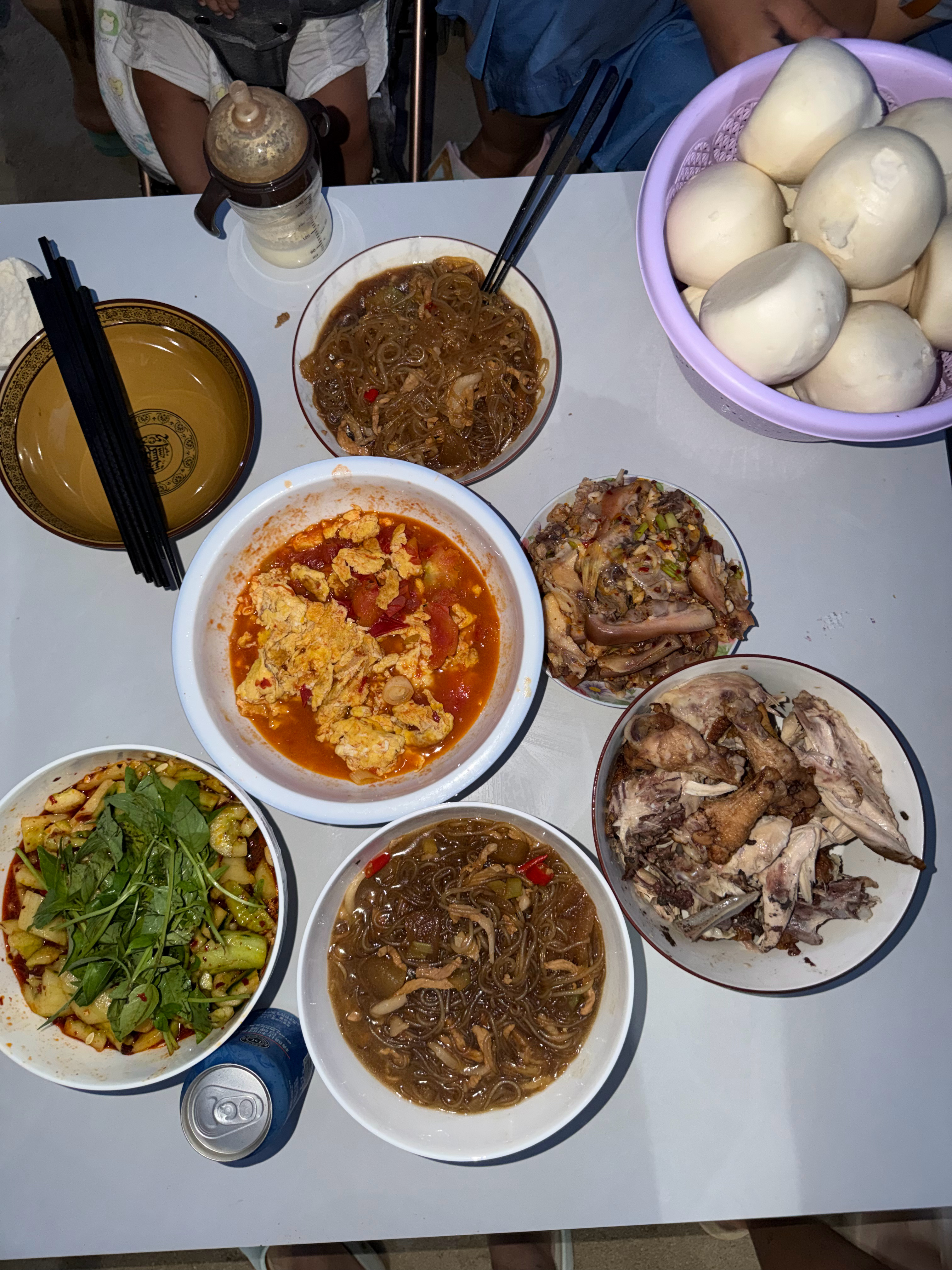 由于家里人口多，做菜都是用盆放 