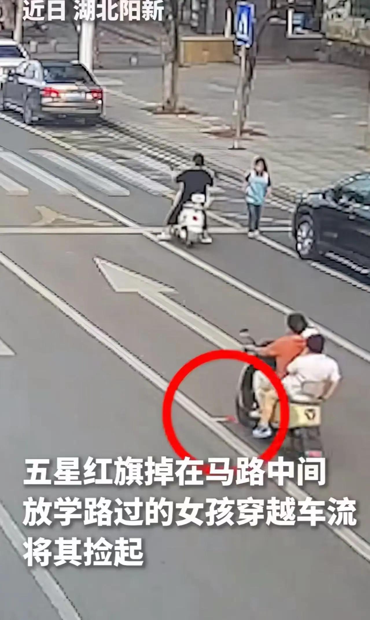 这段故事深刻展现了孩子们纯真的爱国情感和勇敢无畏的精神，也体现了社会对国家象征的