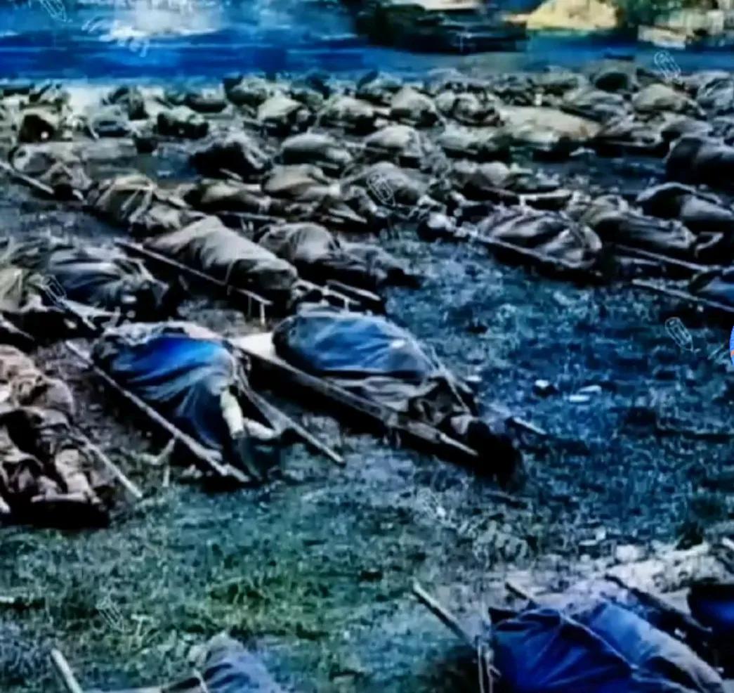 这是1985年1月20日，从老山某阵地争夺战中运回来的部分烈士遗体。
由于战争太