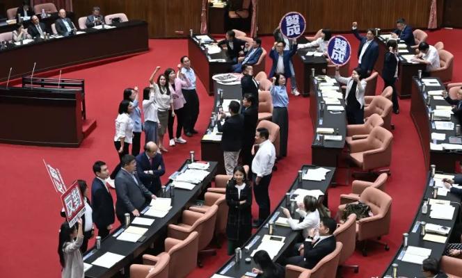 蓝白这次选择放行！7月14日，民进党提出的“谴责《民族团结法》”提案被直接交付二