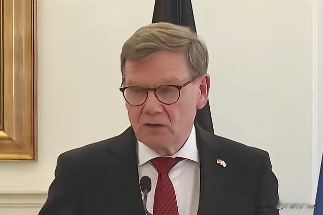 德国外交部长约翰·瓦德富尔‌表示，尽管美国计划裁军，北约在欧洲的威慑虽会有所削弱
