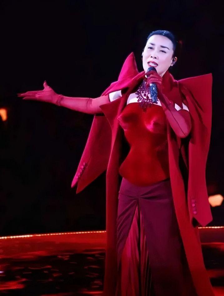 谁能想到！58岁那英演唱会一出场，一身红衣造型直接引发全网热议。
 
好好的歌唱