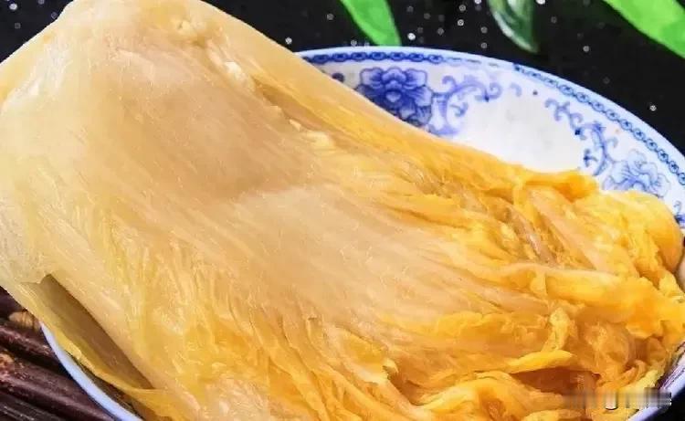 大白菜只有三毛多钱一斤，可是腌成酸菜就变成了两元五一斤，大家说这差在哪？
今天在