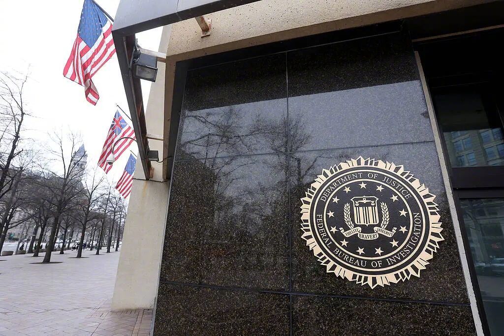 【美媒爆：FBI悄悄放宽录用标准，有过嫖娼、偷窃前科的申请人不再自动被拒】FBI
