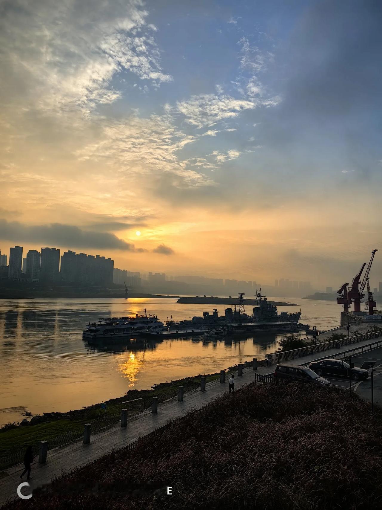 手机记录美丽风景重庆长江畔