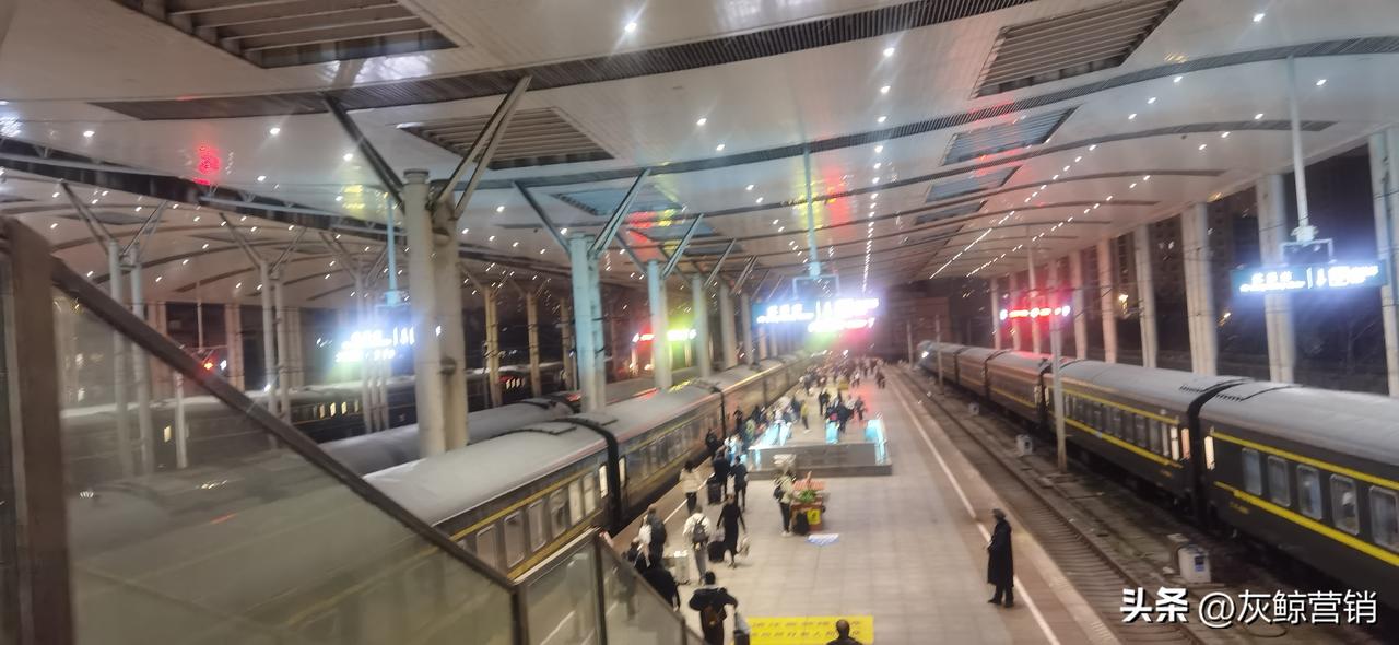 感觉武昌火车站就是绿皮火车的“老巢”。这里没有一列高铁。不过坐软卧还是挺不错的，