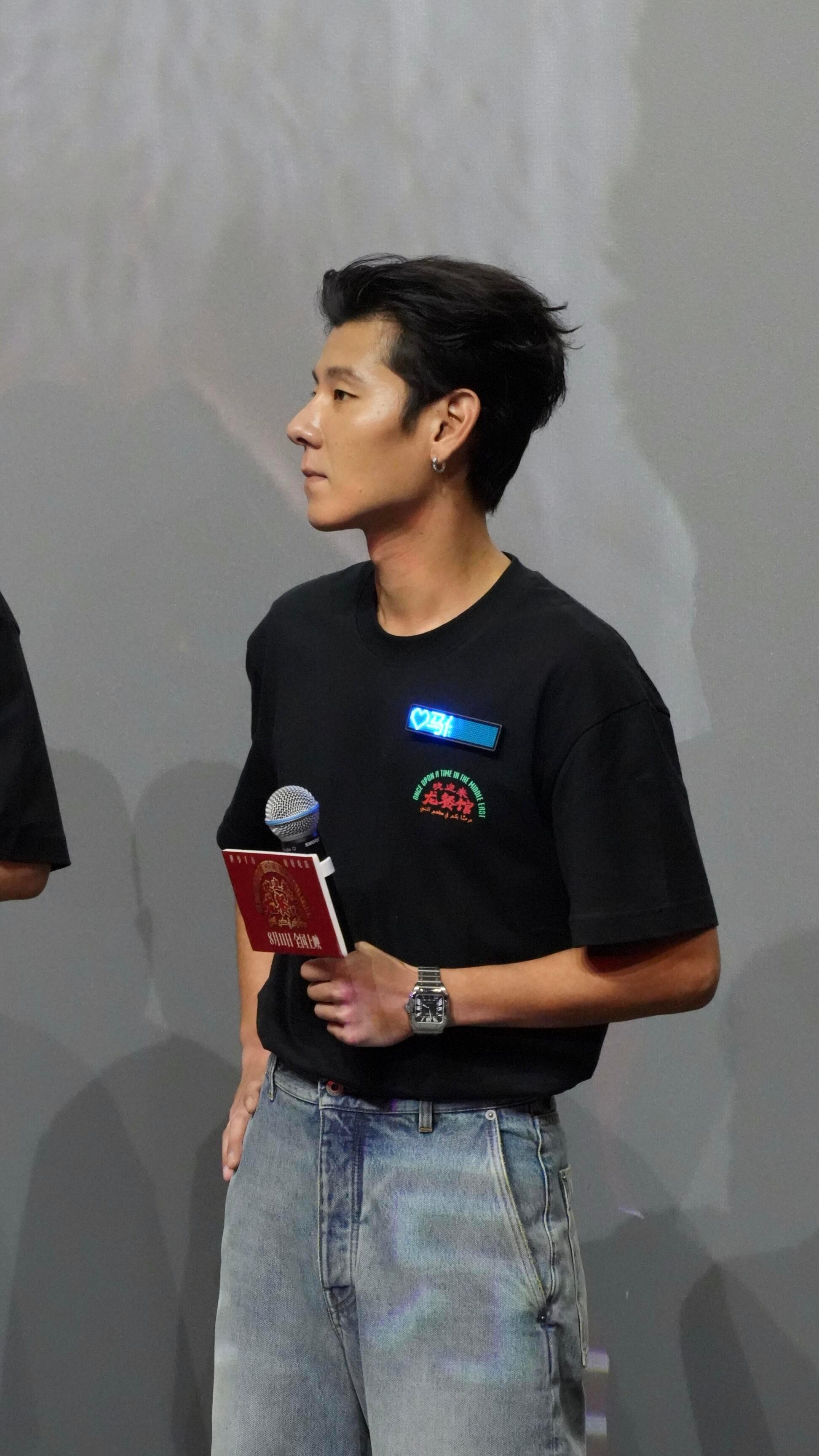 蒋奇明戏里戏外都在带娃蒋奇明和外国小孩处挺好戏里搭戏像父女，戏外跟外国小孩也处得