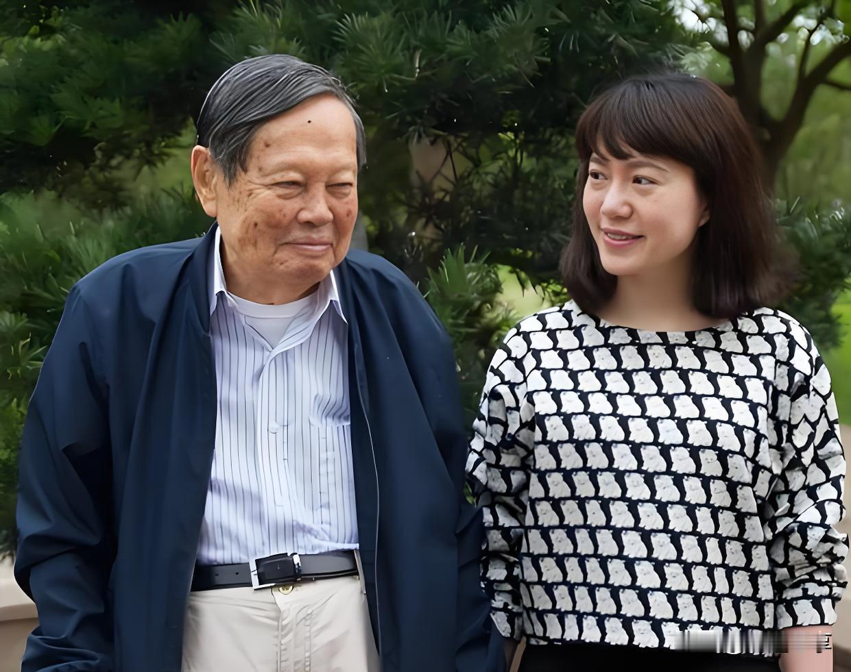 - 灵魂契合：1995年翁帆因接待杨振宁夫妇与其结缘，此后双方保持着书信往来。2