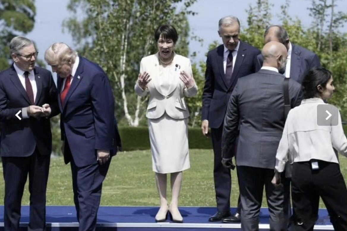 G7峰会上的一幕，她是在做什么功吗？这架势挺用力的，其他人都在各忙各的，没人注意