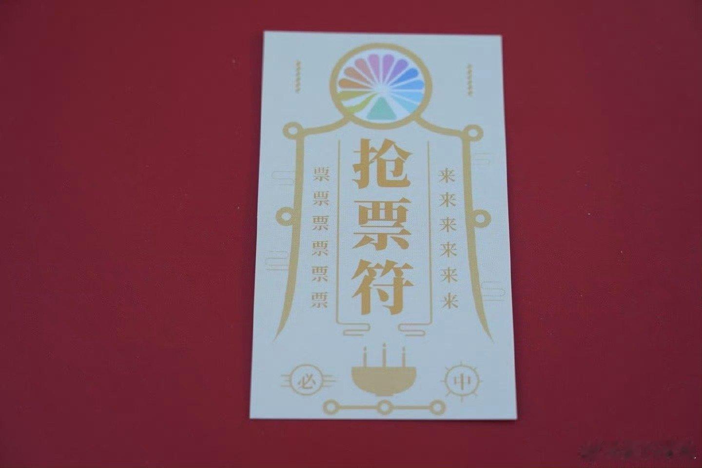 黄子弘凡粉丝应援有多抽象 黄紫红套装成应援标志，粉丝把演唱会开成行为艺术现场。举