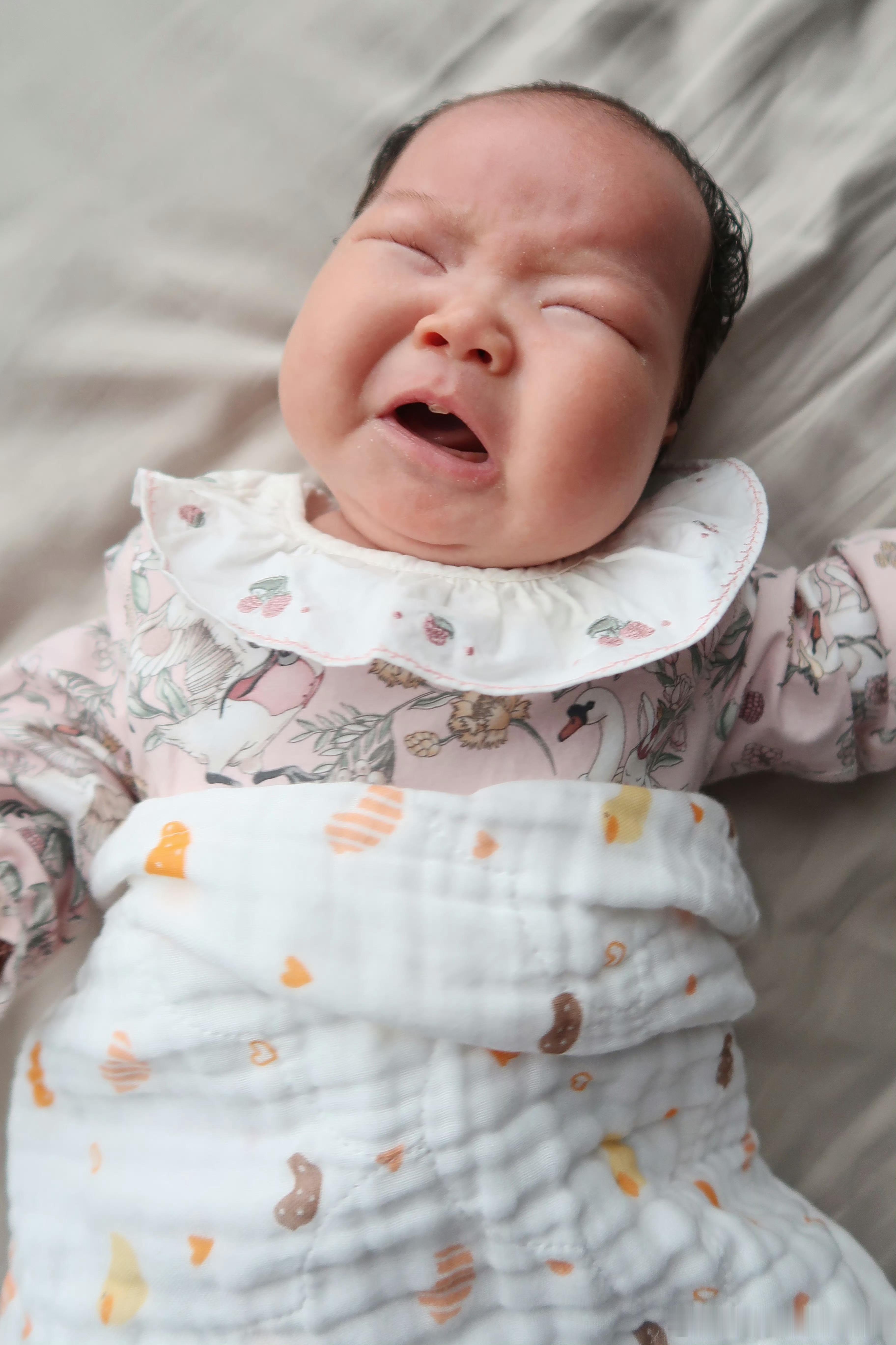 小孩真奇怪哈你抱着走她睡的很香你一坐下她立马给你醒来#西瓜瓜瓜瓜瓜# ​​​