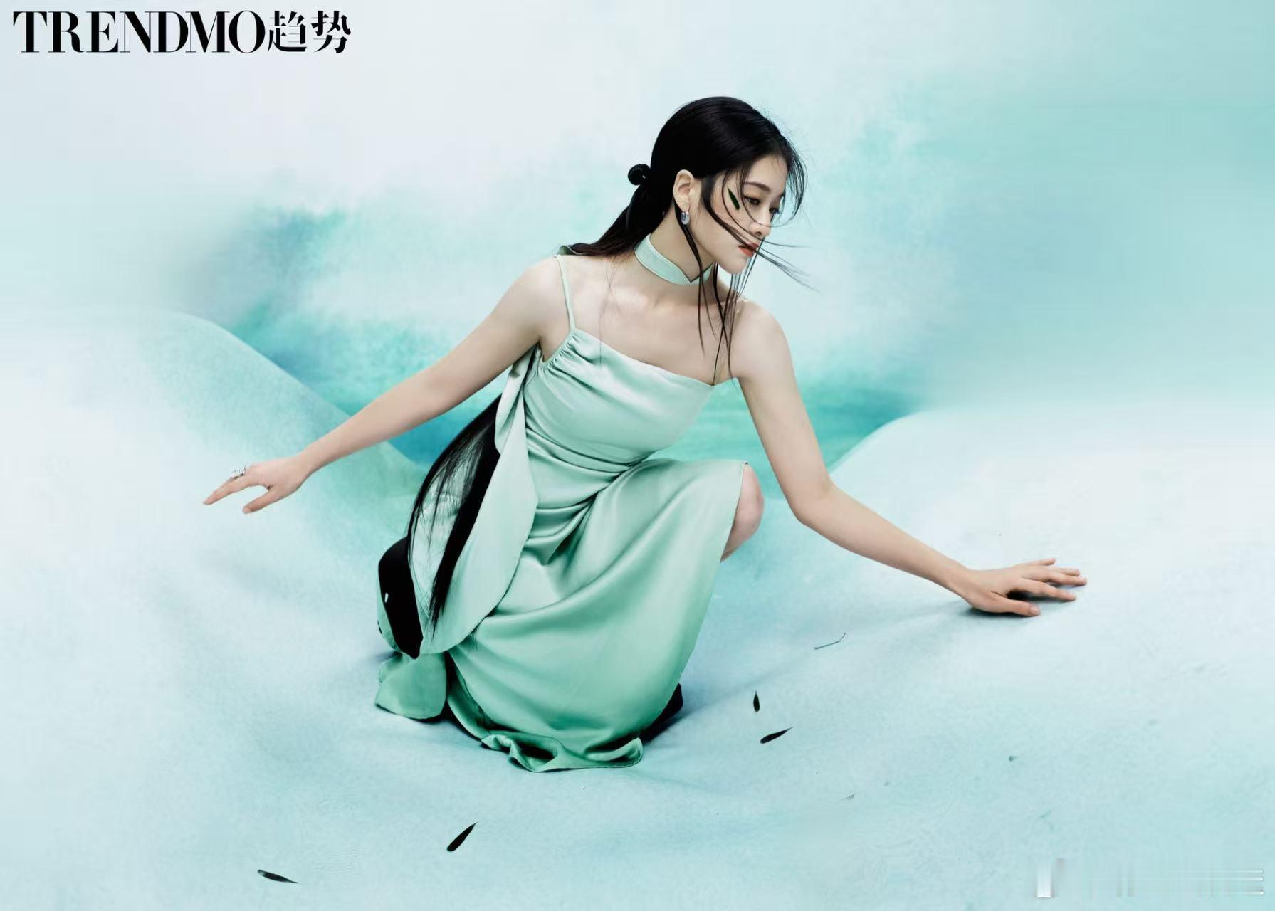 哇，点开图真的有被张雪迎惊艳到！竹林背景配上她清冷的表情，感觉和以前看到的她好不