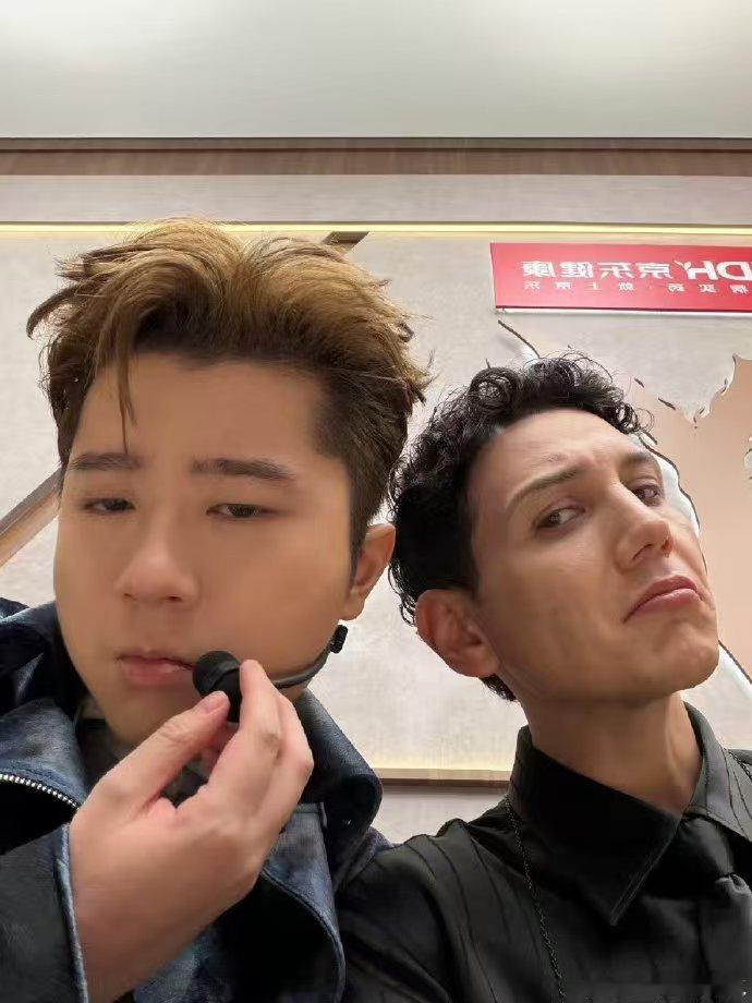 余文乐也在嗑艾热王以太是谁和余文乐一样在嗑艾热王以太，后台同框互动氛围感直接拉满