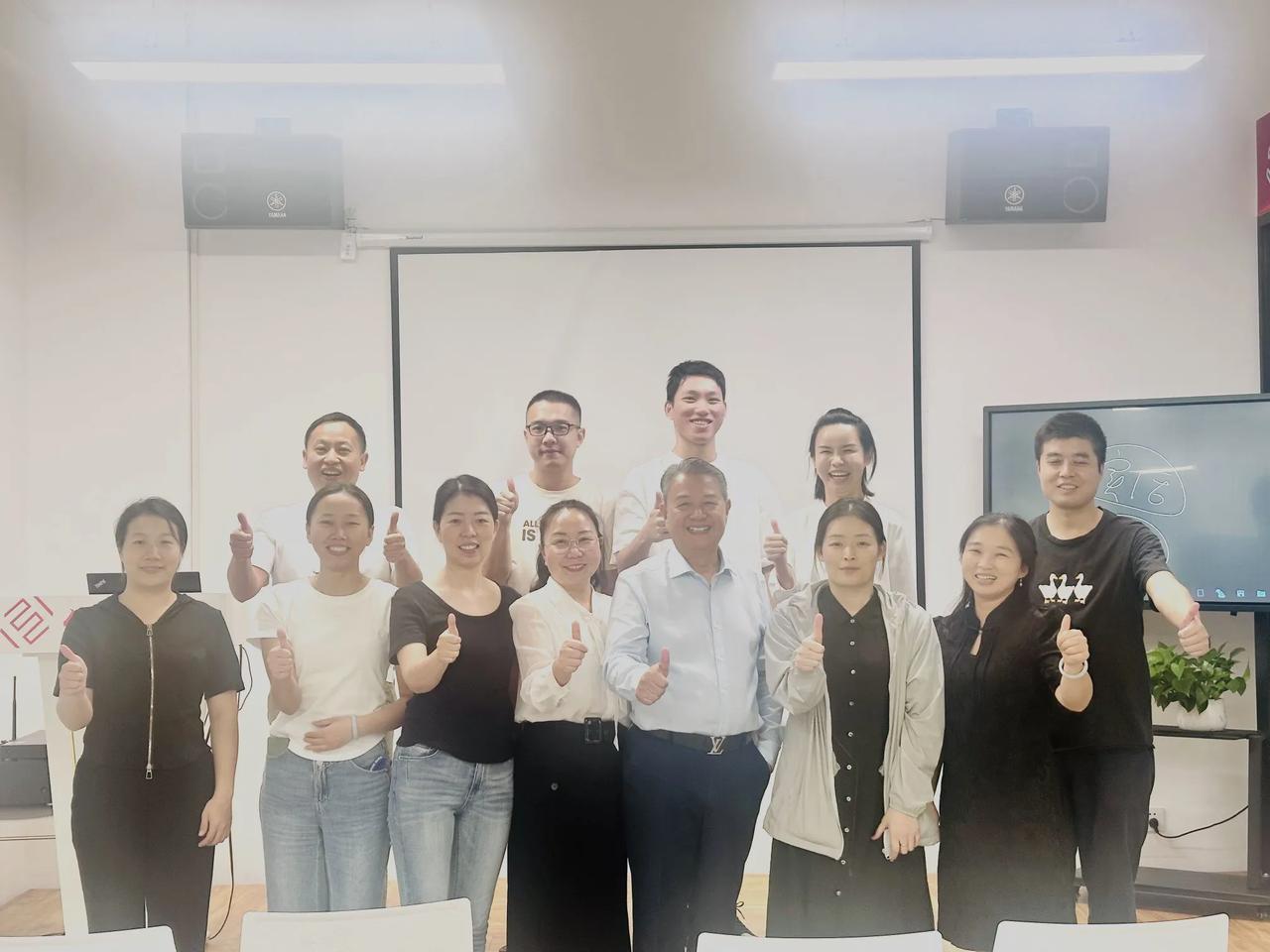 昨晚受邀给一家机构上课，开始人挺多的，将近20人。后面老师讲完理论准备练习，这时