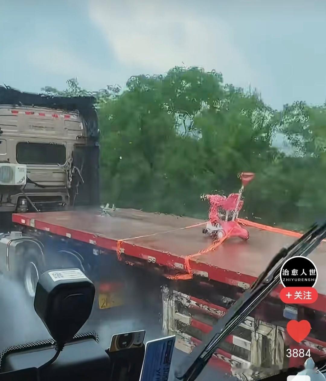 如果爱有重量，这辆大卡车一定超重了！