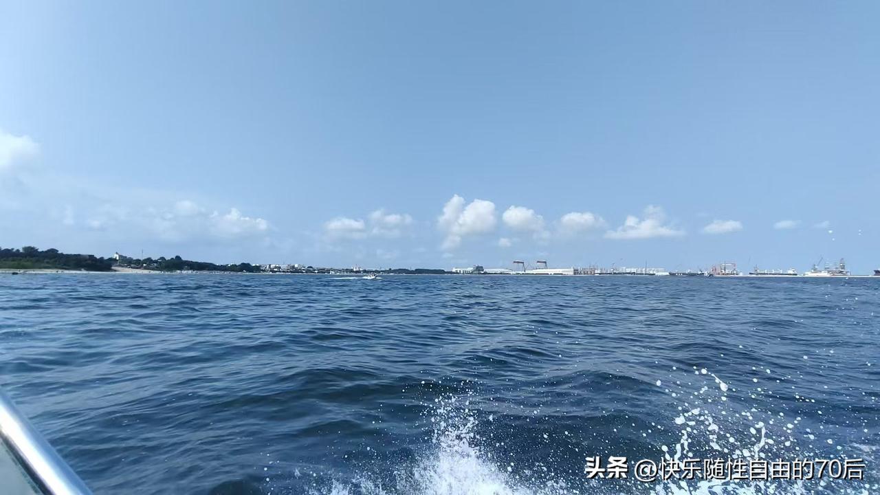 去有风的地方，赶一场海，享受海边的短暂假日，去海边听听风和浪，回来继续乘风破浪，