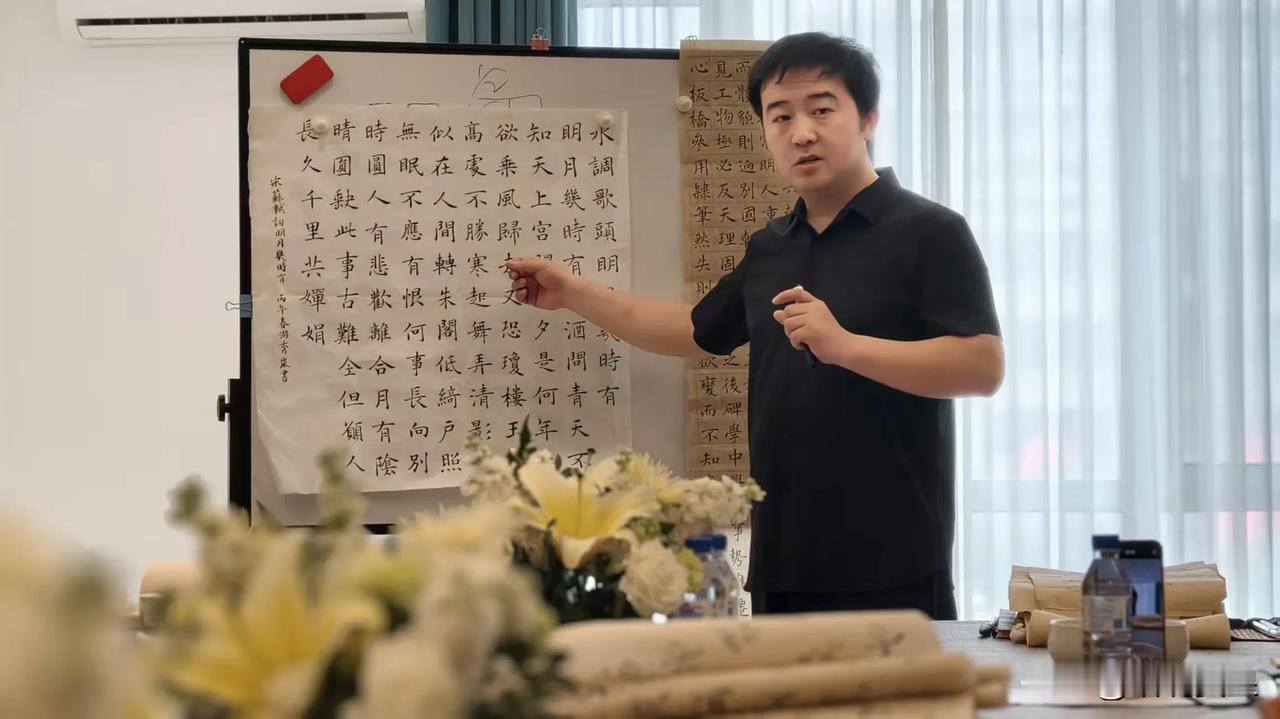 我县文化名家王凯旋应邀赴辽宁省海城市开展书法交流活动
 
近日，赞皇县文化名家王