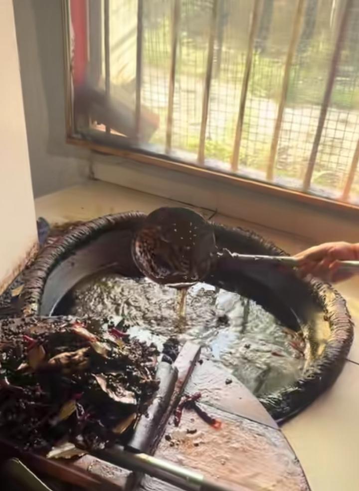 这就是七万卤菜店里号称40多年的老卤，光看颜色就觉得反胃。
现在有的人真怪，干净