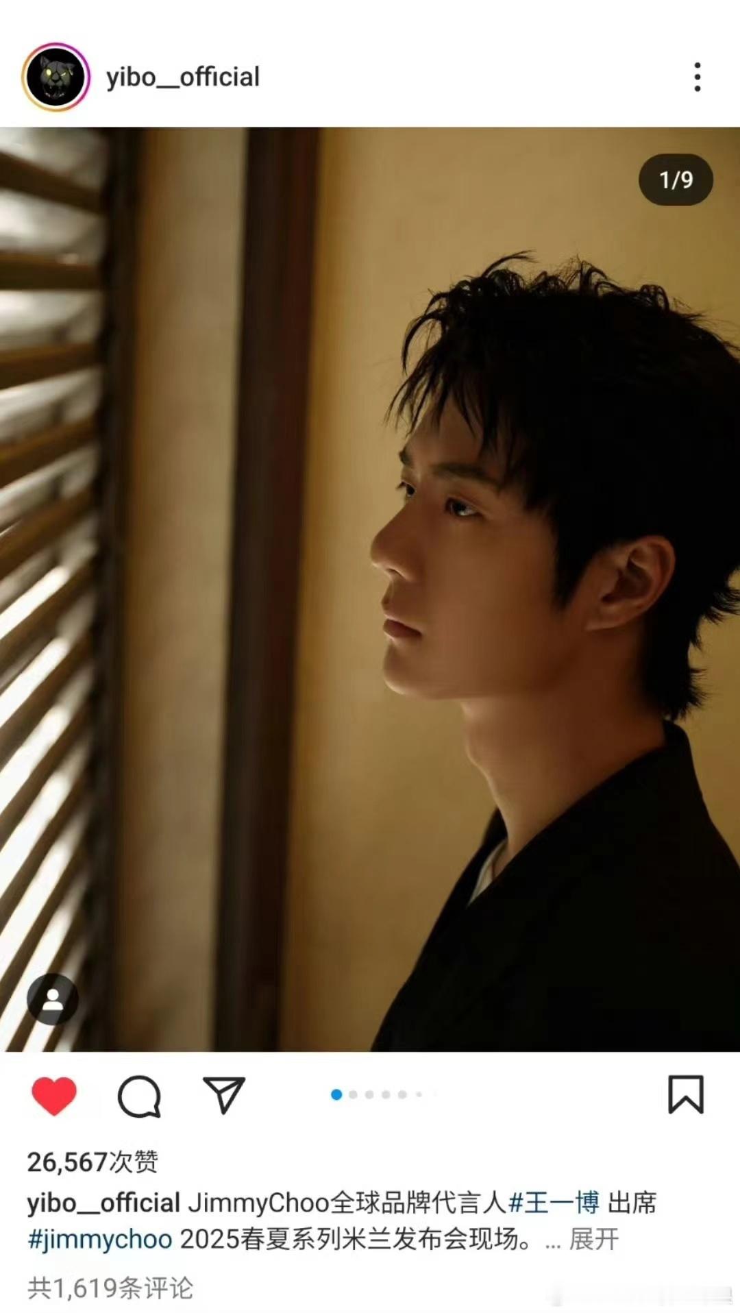 #王一博窗边侧拍##王一博窗边侧颜#王一博窗边侧拍，有被帅到，哇 ​​​