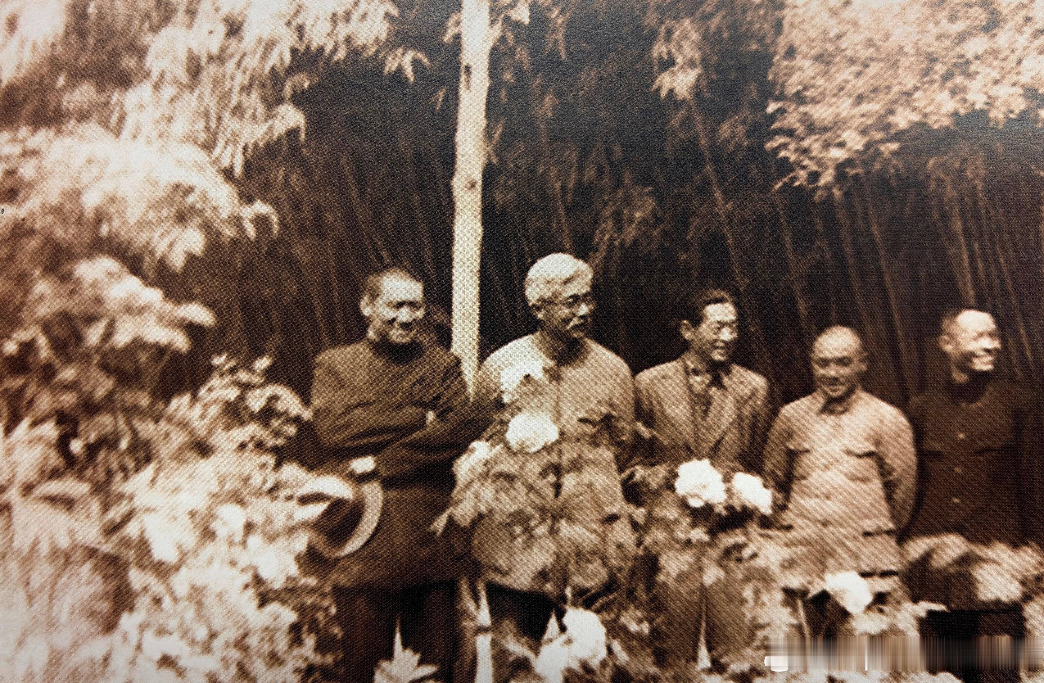 1937年邓发摄影，（左起）徐彬如、林伯渠、萧三、邓小平、冯文彬在西安历史影像