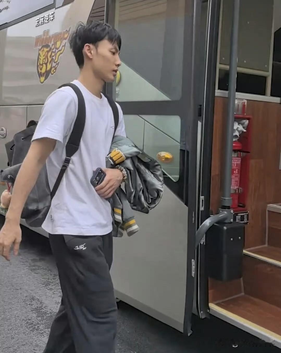 今天上午，广东男篮一大早就从俱乐部宿舍出发，前往北京备战明天晚上对阵北京男篮的C