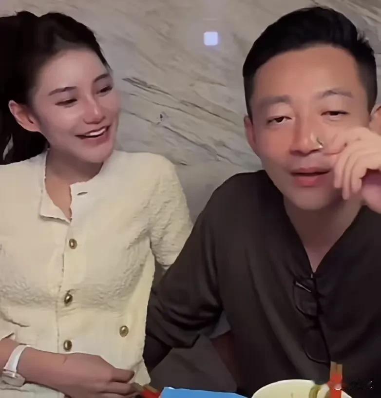 汪小菲毕竟是见过世面的人，汪小菲的父亲家也是书香门第，所以他的谈吐举止都非常得体