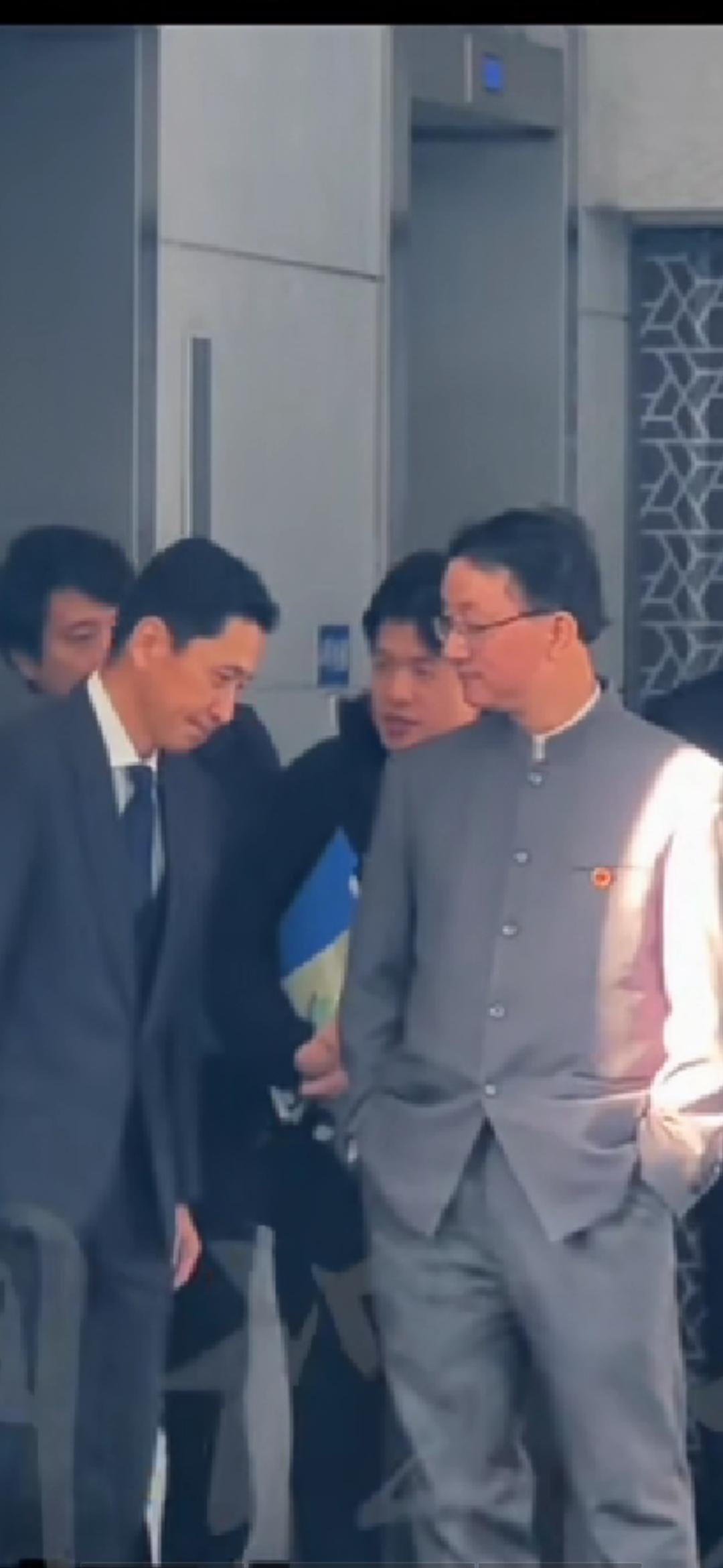 今天的这张照片，透露的信号——十分清晰!
今天下午 ，高市早苗，派来传话的，日方