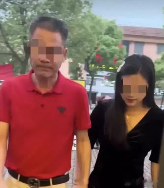 今天给大家带来的是一个尴尬的消息。河南某小县城60岁老大爷去洗浴中心按摩时，与2