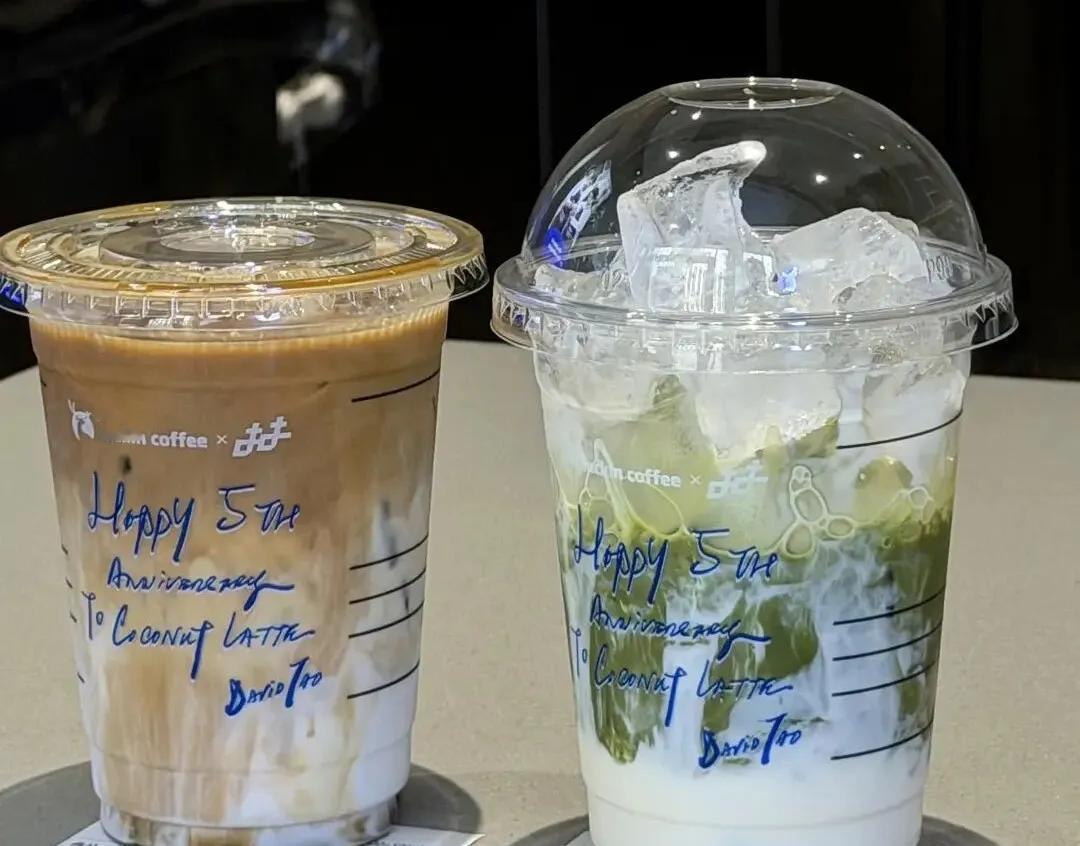 瑞幸星巴克被年轻人爆改！去水全冰暗号刷屏

最近连锁咖啡圈被玩疯了！全冰去水成新