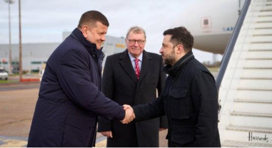 12月8日，泽连斯基抵达伦敦，迎接他的是乌克兰武装部队前总司令、乌克兰现任驻英国