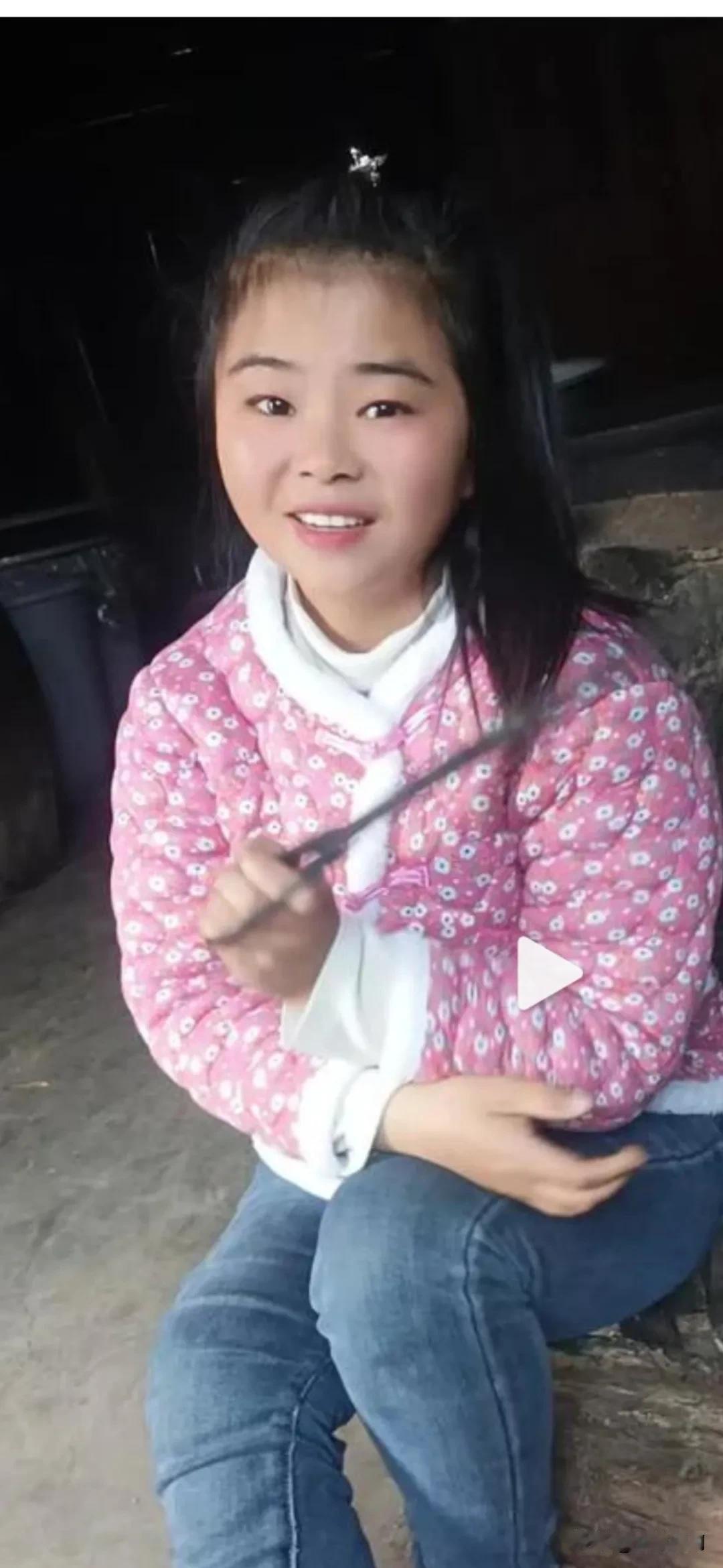 姑娘大概十几岁吧，这么年轻就发视频说自己是个寡妇，很久没人摸过，很久没人楼过。喜