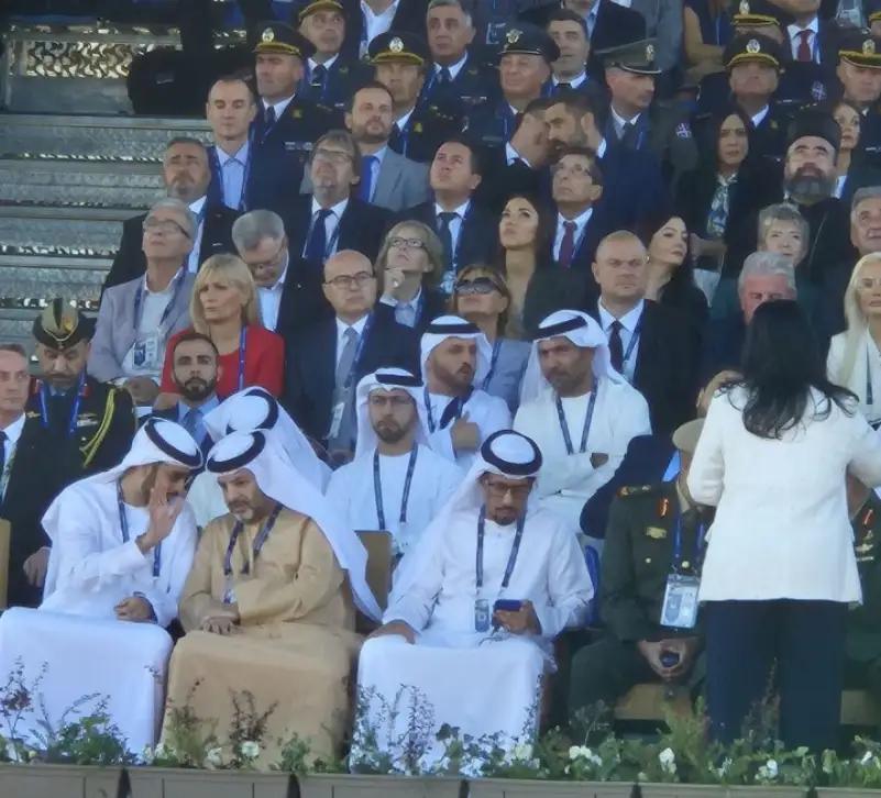 塞尔维亚的阅兵，为什么出现了那么多中东的装扮和面孔？除了塞尔维亚方面的邀请之外，