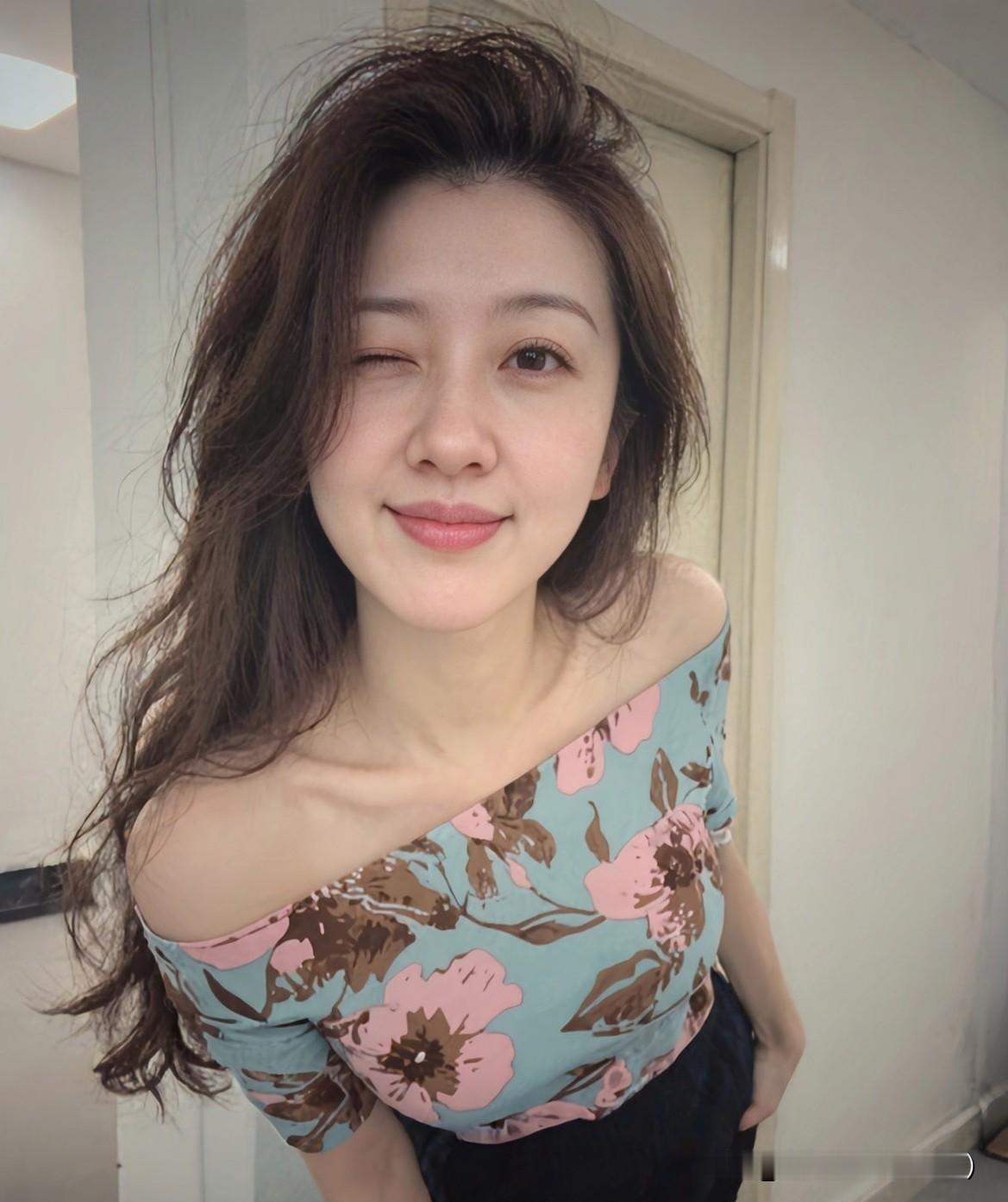 成年人的关系，
其实很简单。
 你要是想陌生，
我绝不会再多看一眼，
更不会卑微