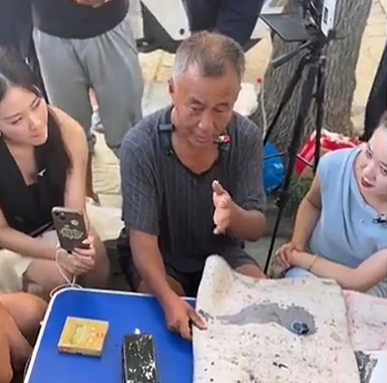 上海流浪大师沈巍被美女灵魂拷问：“我看你皮肤这么黑，是经常不洗澡的缘故吗？”
这