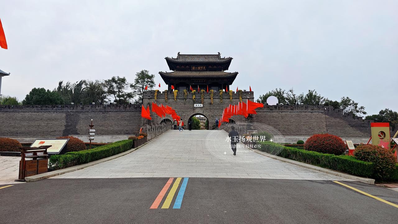 我一直觉得，古城的灵魂在白天。那些夜里被灯光模糊的细节，只有在日光下才肯露出真容