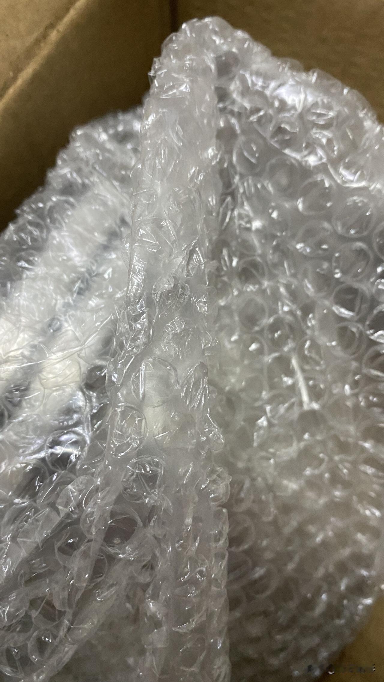 有没有跟我一样，喜欢捏这种塑料膜上的泡泡，一捏啪啪声，感觉很减压，而且把泡泡都要