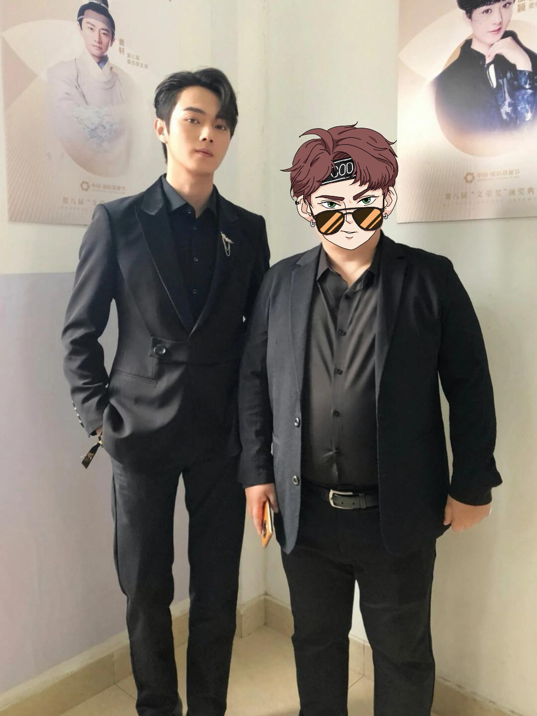 捡到几张许凯合影，西装利落得体，状态很出彩。 ​​​