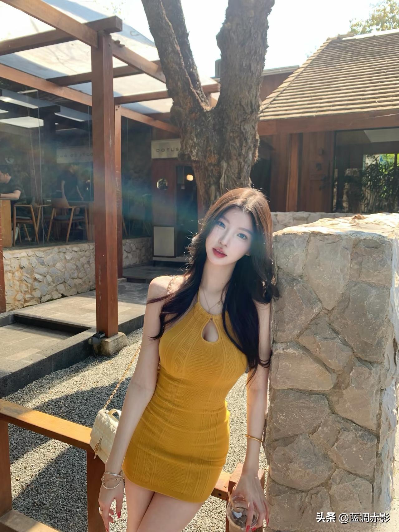 阳光下的黄色连衣裙，与自然融为一体，轻松自在。