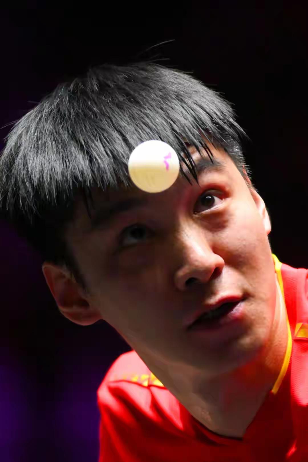 爆冷门了，2025年WTT澳门冠军赛首轮，中国小将薛飞3比0战胜张本智和，晋级1