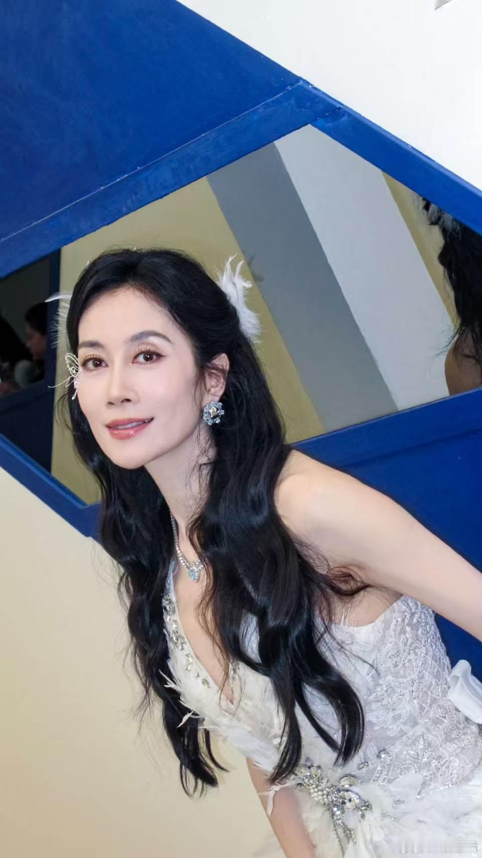 温峥嵘浪姐这个舞台值得尊敬 浪姐直播心怀敬畏奔赴每一场公演，温峥嵘真诚诉说内心想