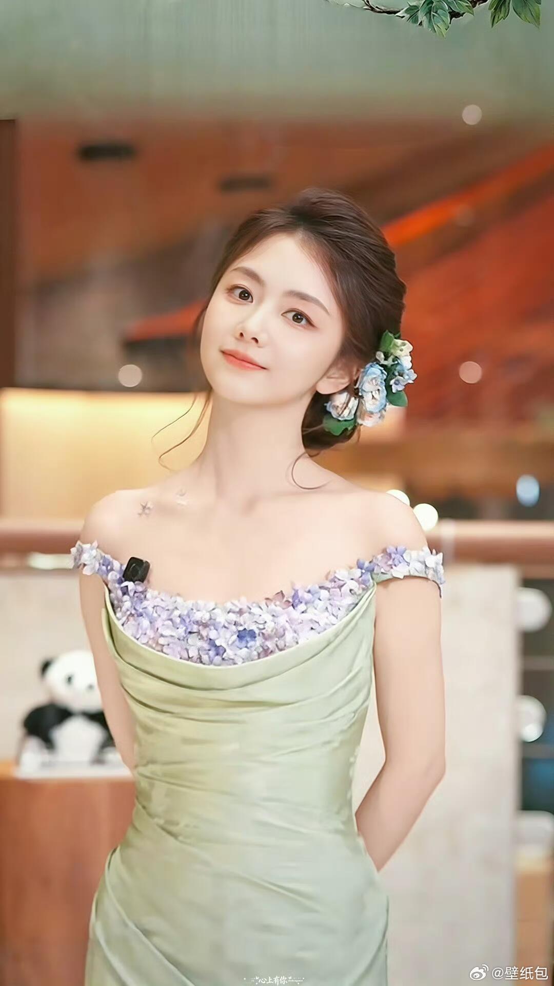 谭松韵左右脑互搏谭松韵脑子里怕不是常驻辩论赛，甜妹模式和搞笑模式无缝切换，理智和
