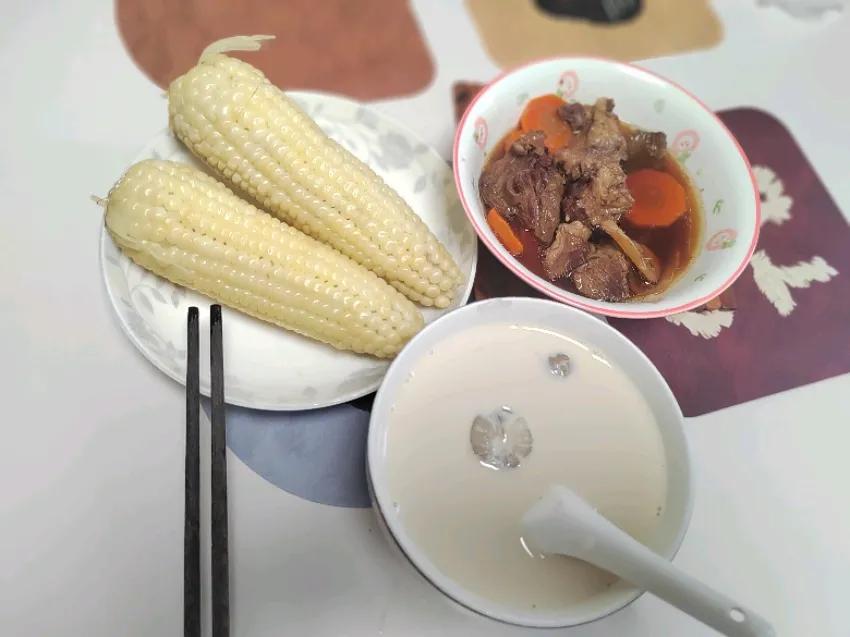中考生今日的早饭，临近考试，孩子也早早的起来了。还有个白煮蛋没放图片里，本来还想