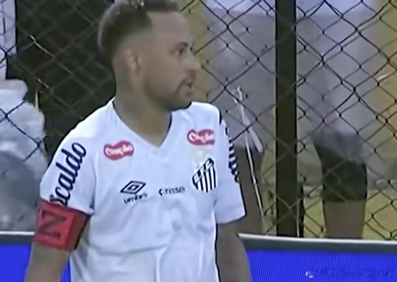 岁月败美人！34岁内马尔踢70分钟累到原地喘气：冲刺15米追不上球34岁的内马尔